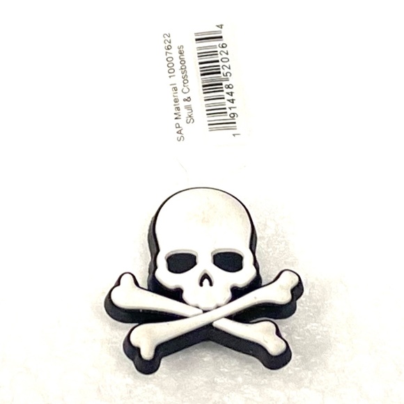 Crocs Skull & Crossbone Jibbitz Charm - Picture 1 of 1